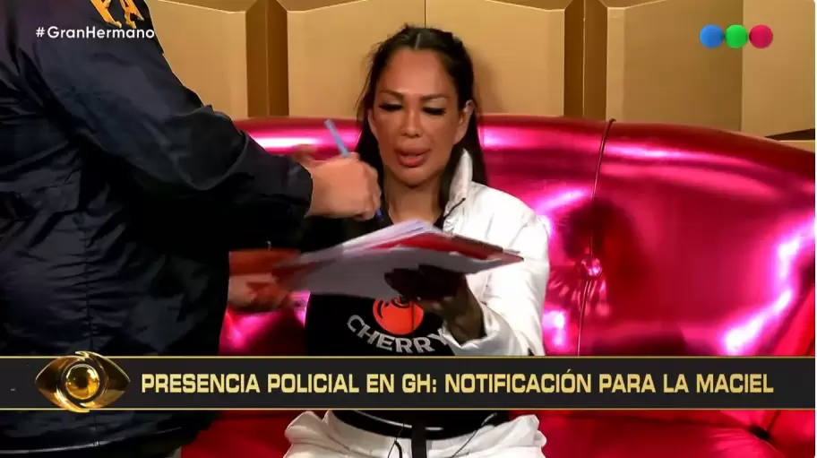 La Polic�a ingres� al reality para notificar formalmente a J�ssica "La Maciel" de una causa en su contra.