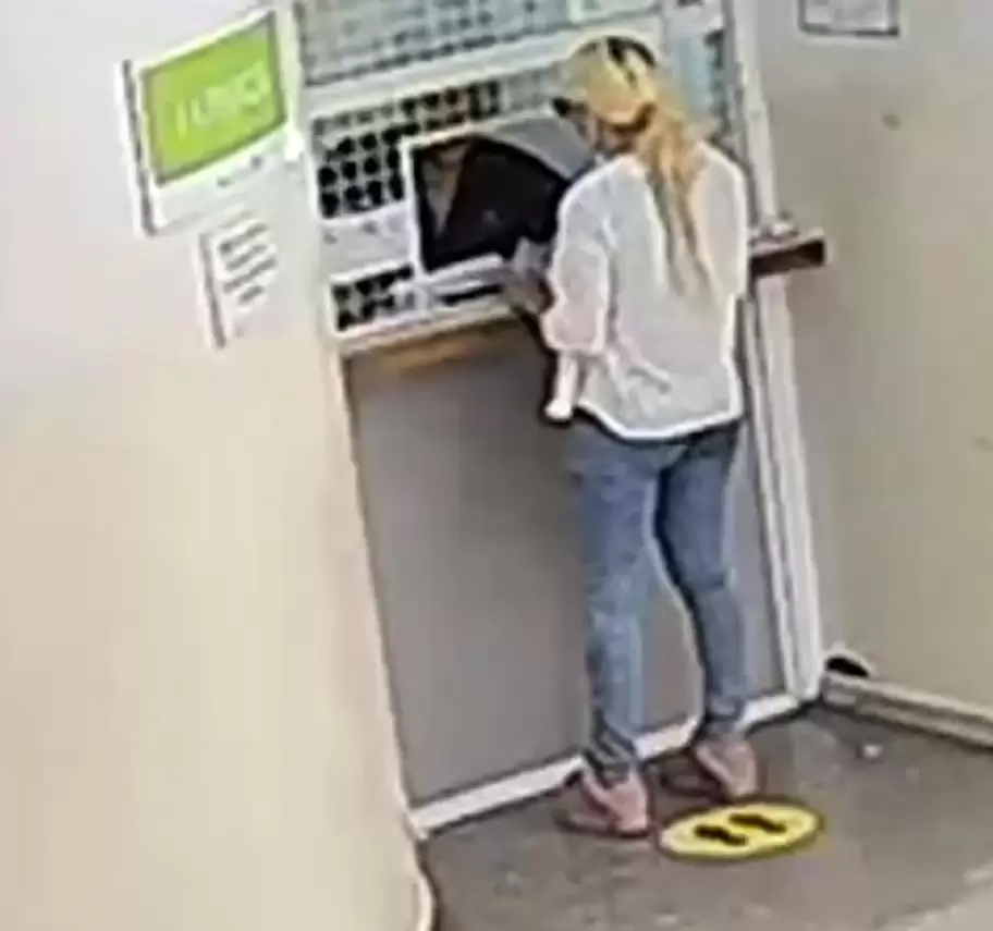 Florencia A., de 34 a�os, aparece en las grabaciones junto a su madre dentro del Hospital Municipal Dr. Bernardo A. Houssay, en Vicente L�pez.