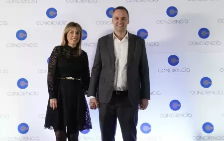 Bettina Angeletti y Manuel Adorni