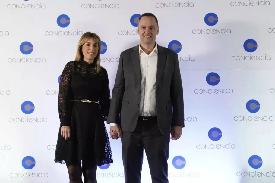 Bettina Angeletti y Manuel Adorni