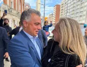 Sebasti�n Pareja y Karina Milei