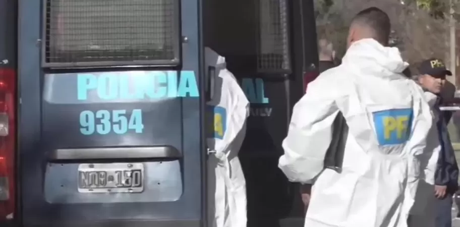 Claypole: un nene cav� en el patio y encontr� el cuerpo de su madre enterrado