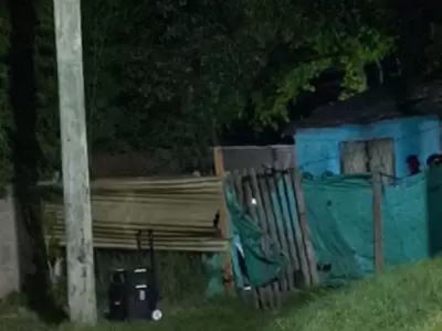 Claypole: un nene cav� en el patio y encontr� el cuerpo de su madre enterrado