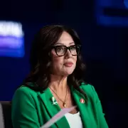 Por mucho menos que a Adorni, Trump ech� a su funcionaria que usaba vuelos oficiales para su propio beneficio