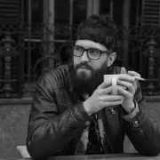 La felicidad como s�mbolo de paz: Facu Olivares presenta "Terapia a martillazos, Vivir es Sentir"