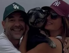 Pedro Alfonso, Paula Chaves y Moro, su bulldog franc�s que vivi� 15 a�os.