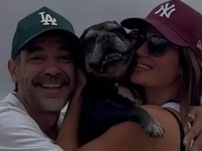 Pedro Alfonso, Paula Chaves y Moro, su bulldog franc�s que vivi� 15 a�os.