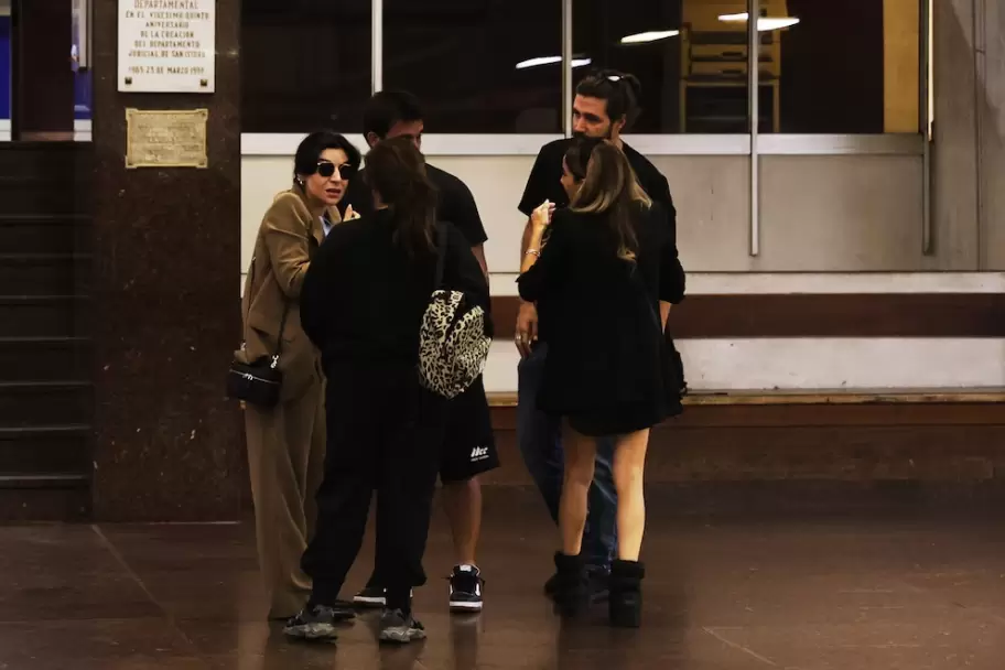 Gianinna Maradona con sus hermanas, en un cuarto intermedio de su declaraci�n en el juicio por la muerte de su padre.