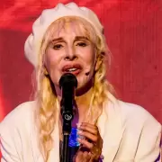 Nacha Guevara tuvo un accidente dom�stico y suspendi� su obra en el Cervantes: "Me fractur�"