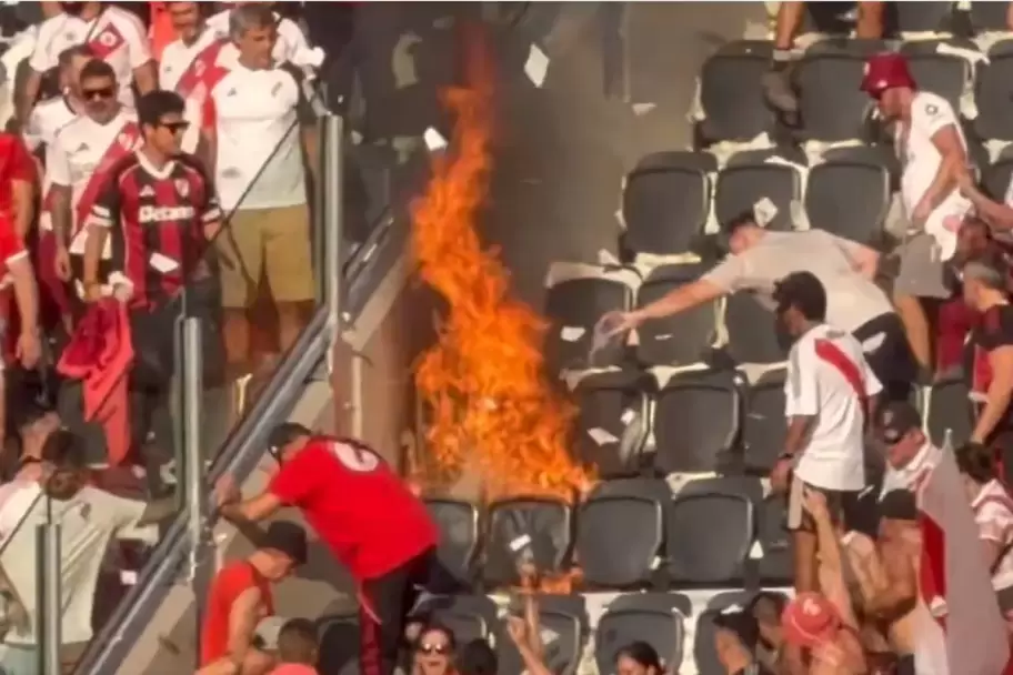 El incendio en el estadio Monumental que dinamiz� la prohibici�n de los papelitos.