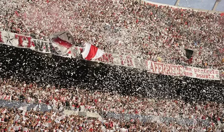 El Monumental fue una fiesta llena de papelitos en el �ltimo supercl�sico.