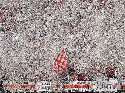 Los 85 mil hinchas de River Plate que fueron al supercl�sico lanzaron 52 mil kilos de papelitos en el recibimiento de su equipo.