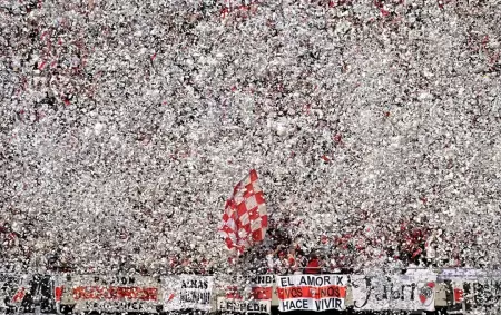 Los 85 mil hinchas de River Plate que fueron al supercl�sico lanzaron 52 mil kilos de papelitos en el recibimiento de su equipo.