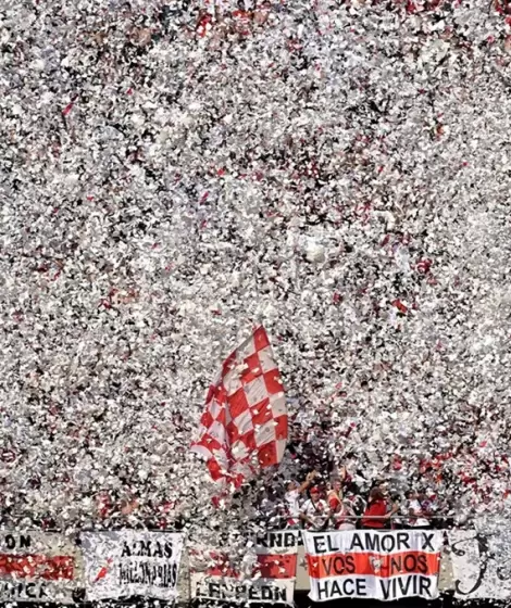Los 85 mil hinchas de River Plate que fueron al supercl�sico lanzaron 52 mil kilos de papelitos en el recibimiento de su equipo.