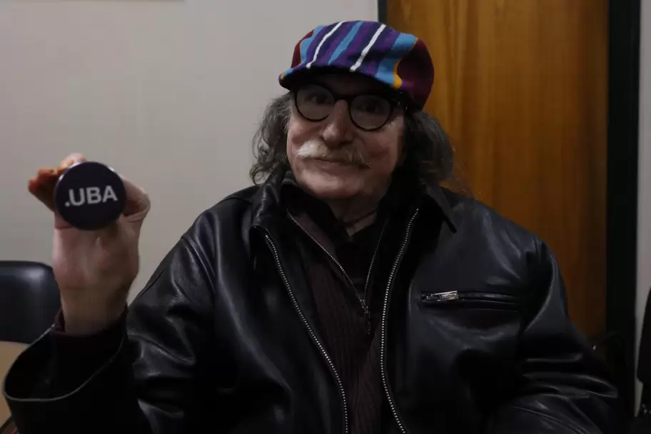 Charly Garc�a pas� por el quir�fano y ya piensa en volver a casa