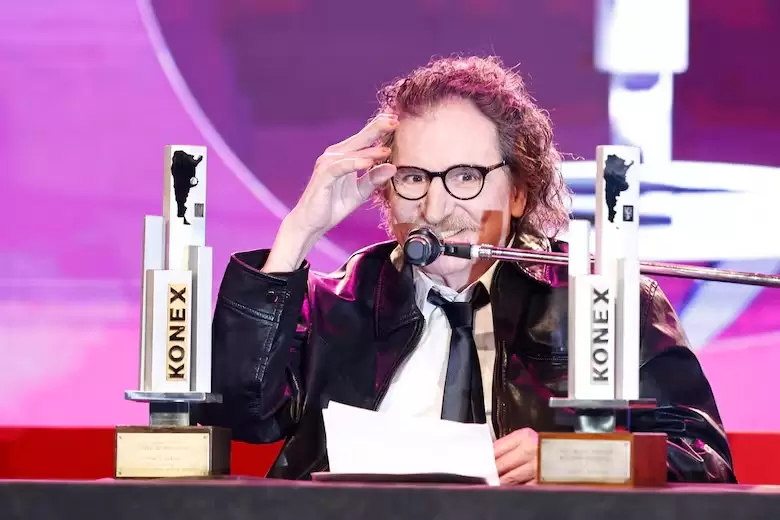 Charly Garc�a pas� por el quir�fano y ya piensa en volver a casa