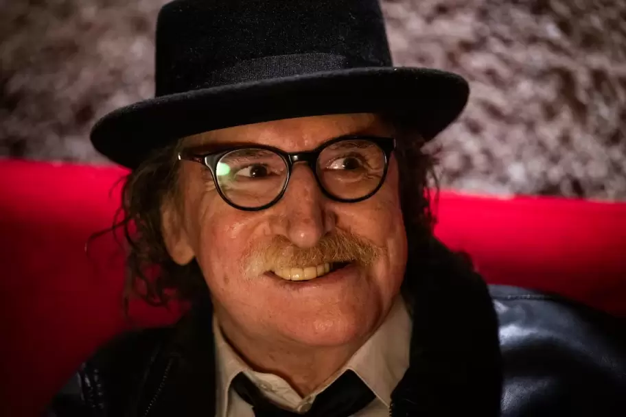 Charly Garc�a pas� por el quir�fano y ya piensa en volver a casa