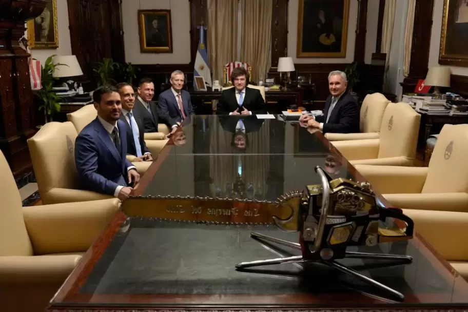 �Peter Thiel junto a Milei y sus funcionarios en Casa Rosada