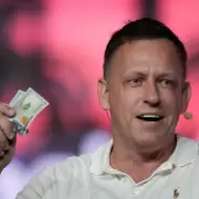 Milei censura la prensa y recibe a Peter Thiel, el abanderado del "fin de la democracia"