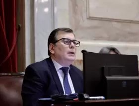 Zamora impulsa una ley para frenar la ludopat�a infantil