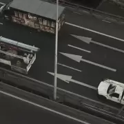 Un polic�a porte�o muri� tras la ca�da de un cartel que hab�a sido chocado por un cami�n en la autopista