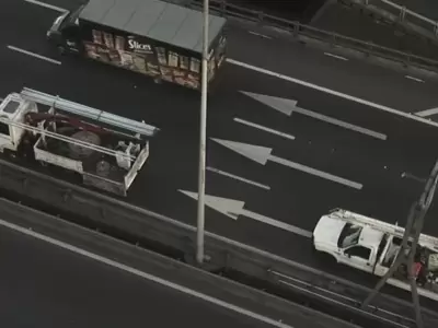 Una mirada a�rea del lugar de la autopista 25 de Mayo donde choc� el cami�n en Flores.