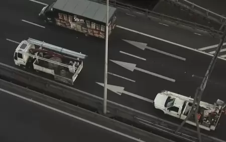 Una mirada a�rea del lugar de la autopista 25 de Mayo donde choc� el cami�n en Flores.