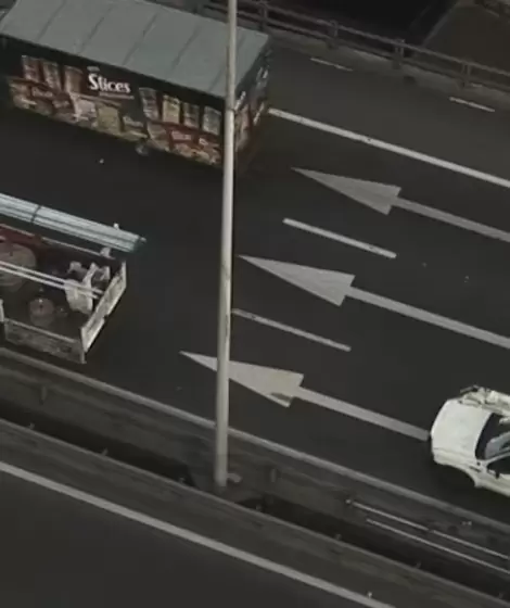 Una mirada a�rea del lugar de la autopista 25 de Mayo donde choc� el cami�n en Flores.