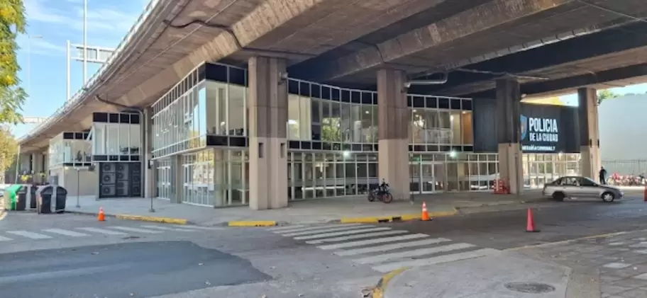 La Comisar�a Vecinal 7A en donde cay� el cartel que mat� al efectivo policial.