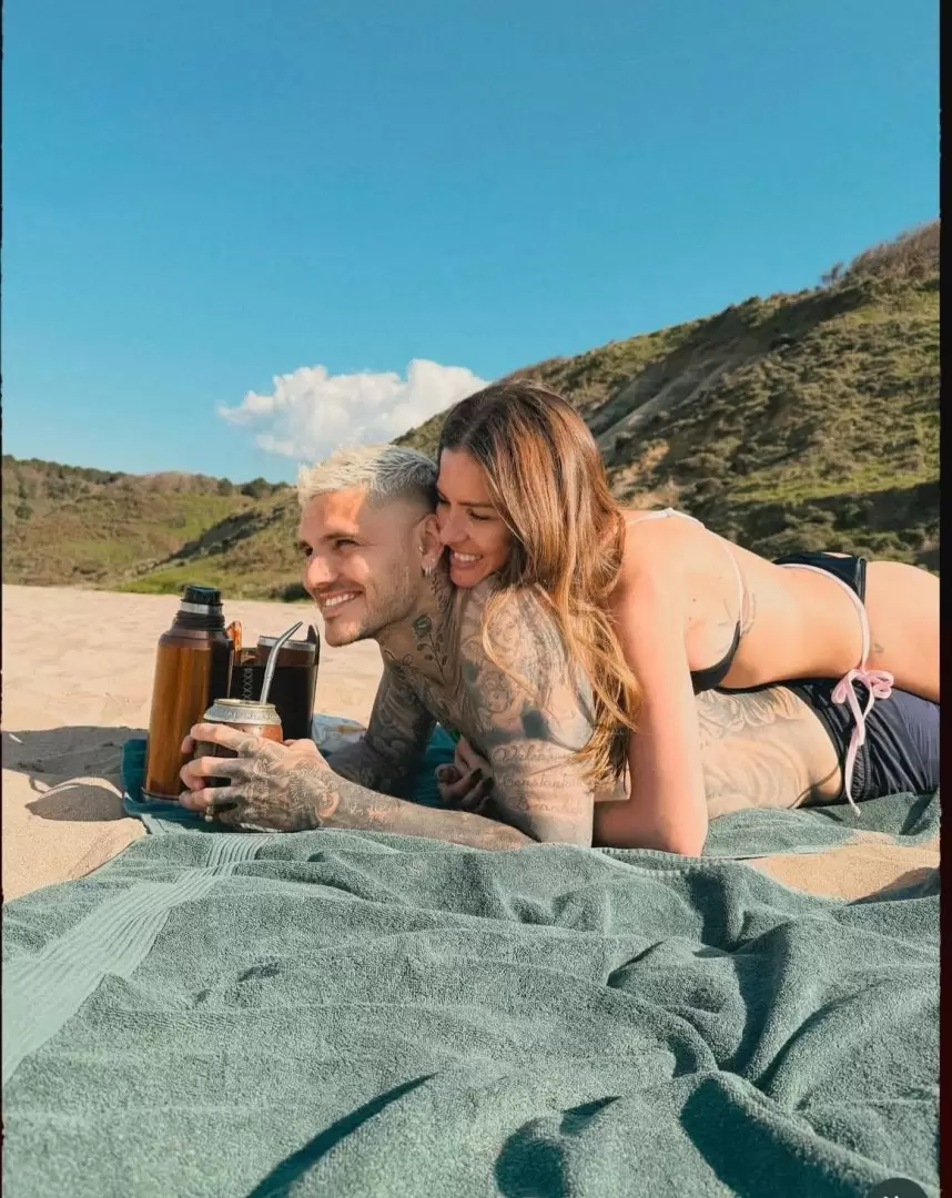 Mauro Icardi y China Su�rez disfrutan un d�a de playa y mate