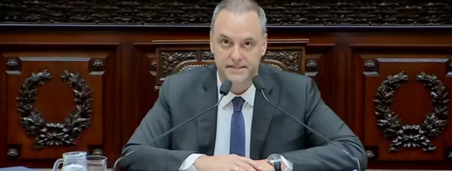 Adorni durante la sesi�n