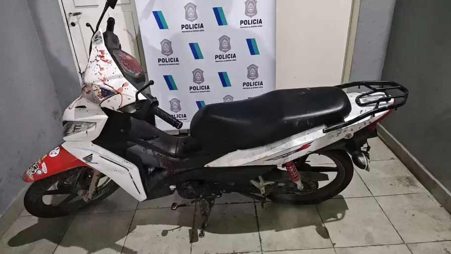 La pareja se movilizaba en una moto 110cc sin patente.