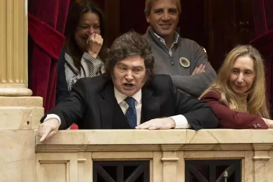 Javier Milei se pelea con el Frente de Izquierda (FIT) durante la exposici�n de Manuel Adorni en el Congreso Nacional.