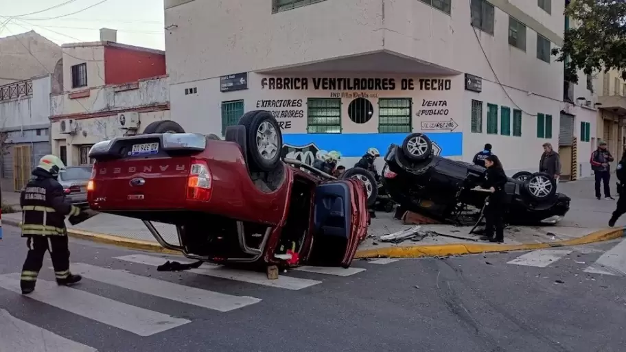 Dram�tico choque y doble vuelco en Mataderos