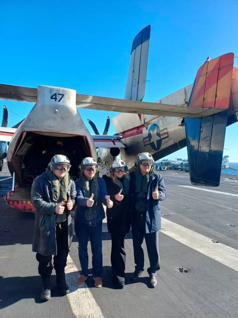 Milei viaj� a Mar del Plata para fotografiarse en el portaaviones estadounidense USS Nimitz
