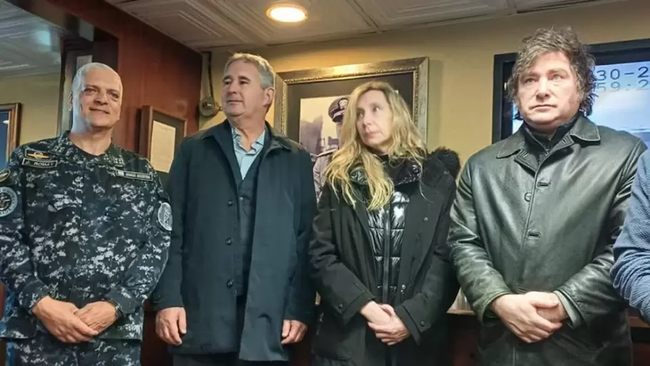 Milei viaj� a Mar del Plata para fotografiarse en el portaaviones estadounidense USS Nimitz