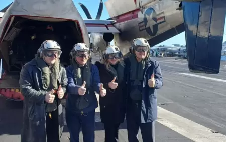 Milei viaj� a Mar del Plata para fotografiarse en el portaaviones estadounidense USS Nimitz