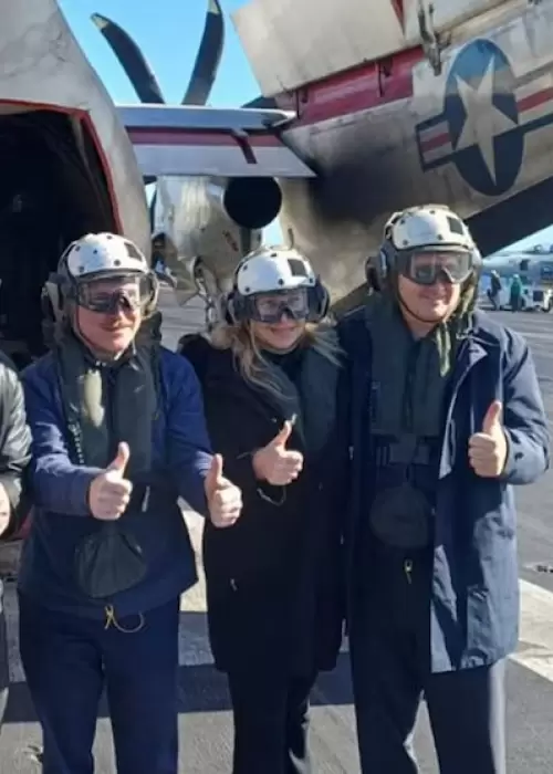 Milei viaj� a Mar del Plata para fotografiarse en el portaaviones estadounidense USS Nimitz