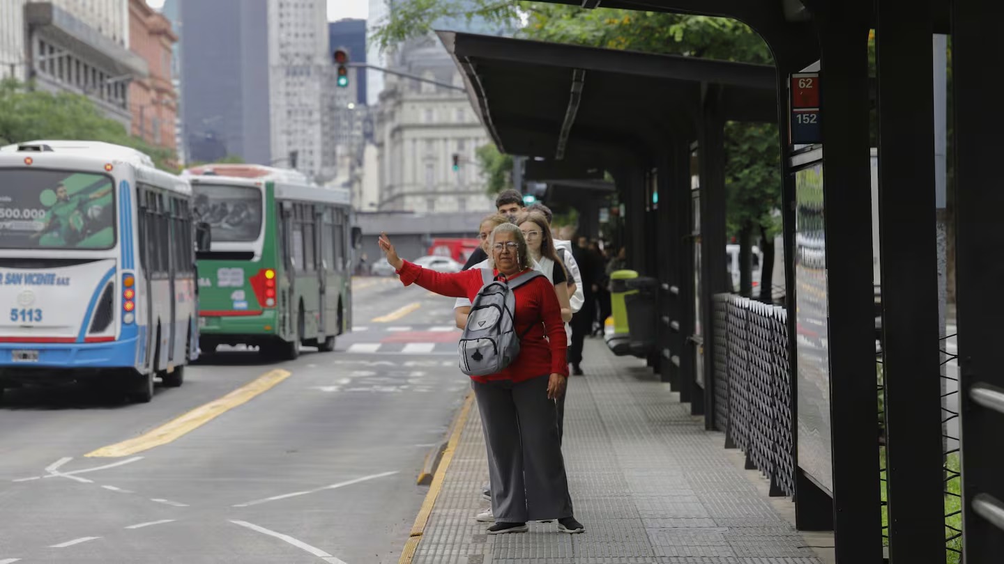 Golpe al bolsillo en el AMBA: colectivos y subtes vuelven a aumentar ...