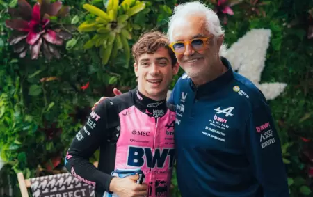 Flavio Briatore y el abrazo a su piloto Franco Colapinto, tras su mejor actuaci�n desde que est� en la F1.