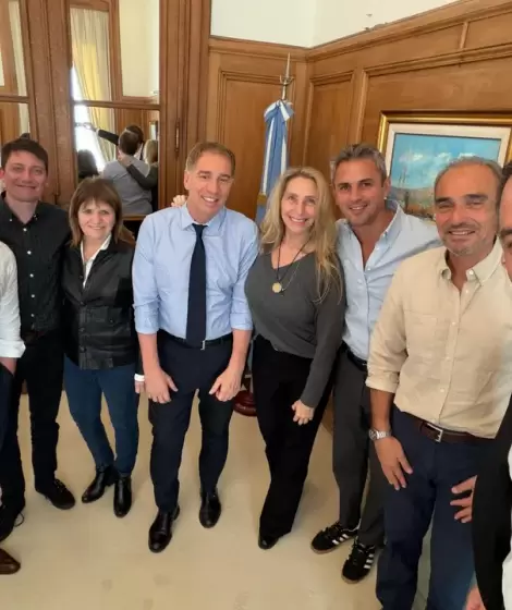 Manuel Adorni y algunos de los funcionarios que lo apoyan