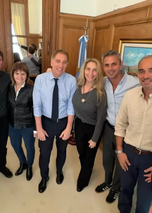 Manuel Adorni y algunos de los funcionarios que lo apoyan