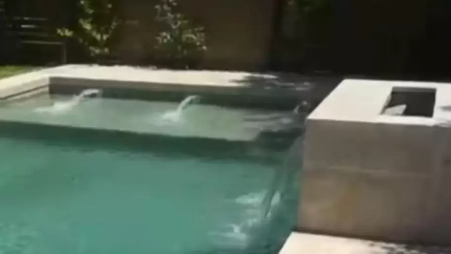 As� es la pileta con cascada que realiz� Adorni en su mansi�n