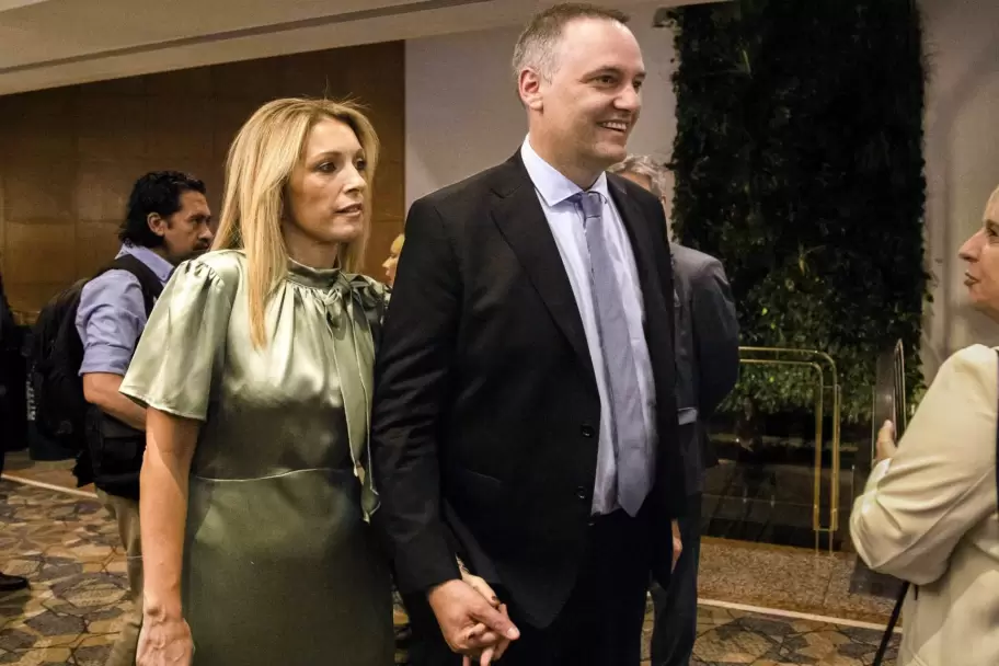 Bettina Angeletti y Manuel Adorni