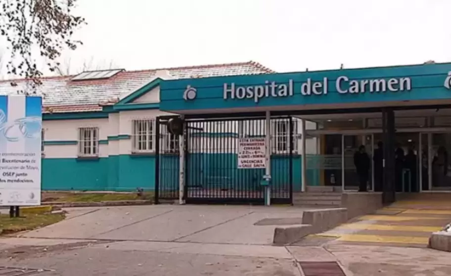 Hallaron a un hombre apu�alado y ensangrentado en el subsuelo de su casa