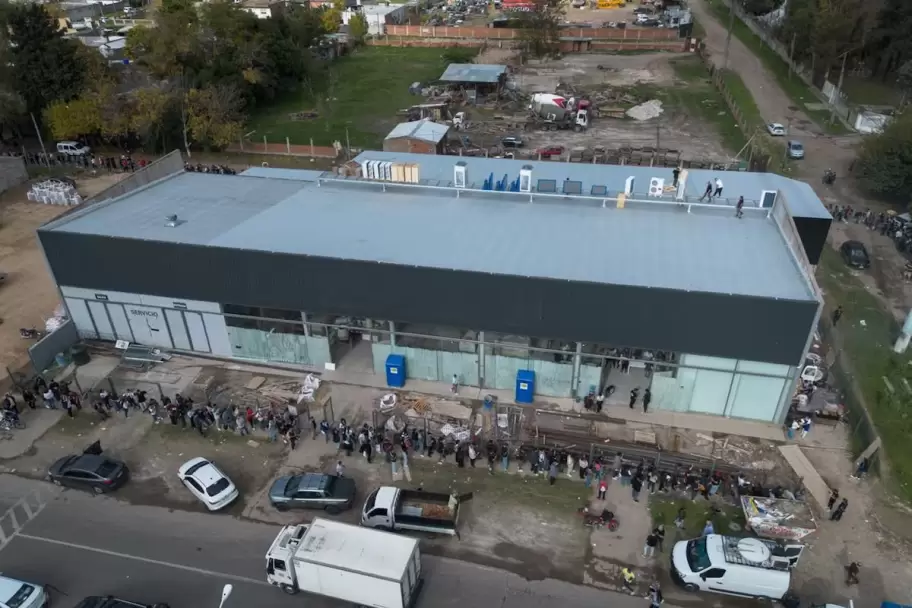 Largas filas bajo la lluvia para trabajar en un frigor�fico