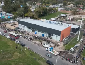 Largas filas bajo la lluvia para trabajar en un frigor�fico