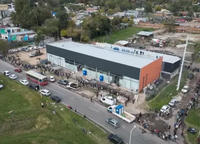 Largas filas bajo la lluvia para trabajar en un frigor�fico