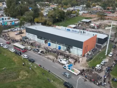 Largas filas bajo la lluvia para trabajar en un frigor�fico