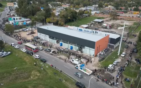 Largas filas bajo la lluvia para trabajar en un frigor�fico